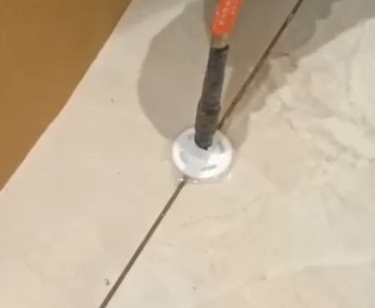 杨浦瓷砖空鼓维修公司专业解答瓷砖在铺贴过程中，如果没有涂抹均匀到位的粘结材料（如水泥砂浆或瓷砖胶），可能会导致以下问题